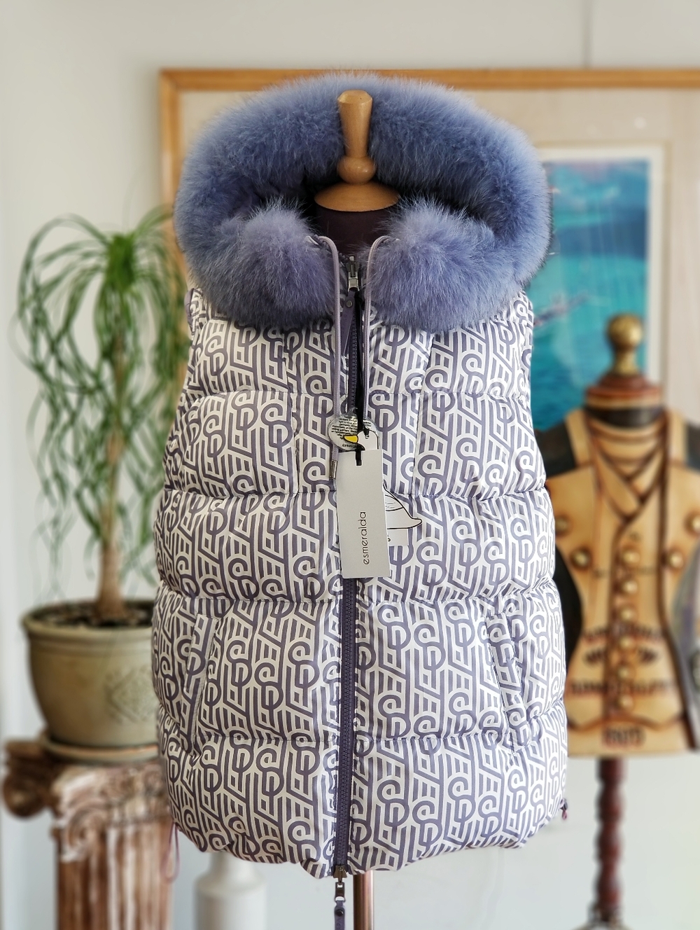 Reversible Goose Down Puffer Jacket with Detachable Sleeves And Fox Fur - Picture 9 of 10